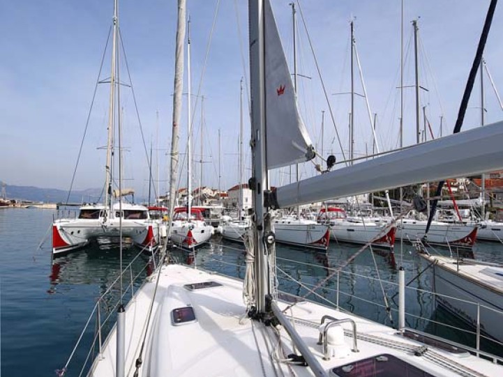 Sailboat to hire Jezera at the best price