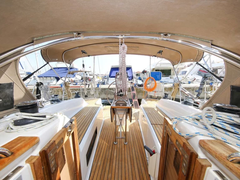 Sailboat to hire Jezera at the best price