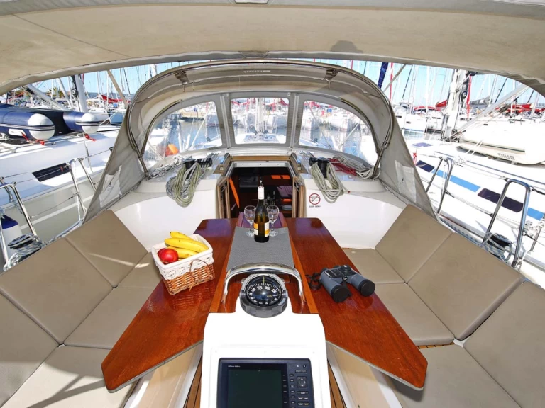 Sailboat hire in Murter-Kornati - Bavaria Cruiser 37