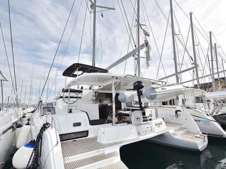 Hire Catamaran Lagoon with a boat licence