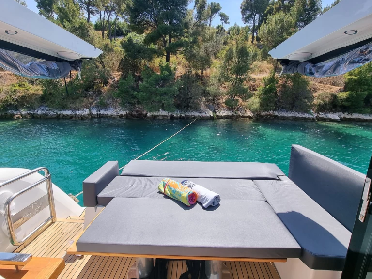 Luxury Yacht hire in Kaštela - Sealine Sealine C390