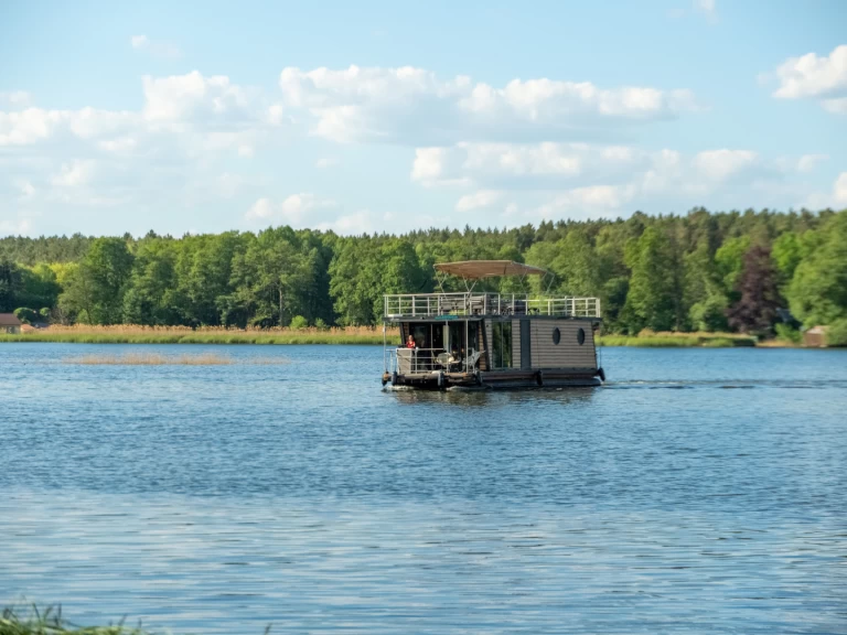 Charter a WOMA Woma D13 in Fürstenberg/Havel on Samboat