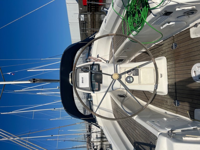 Charter a Bavaria Bavaria 35 Cruiser in Lemmer on Samboat