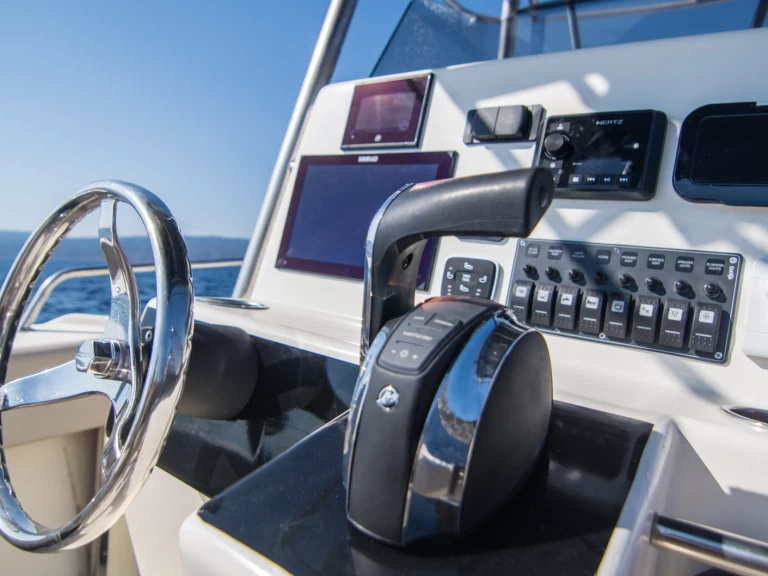 Hire Motorboat Boston Whaler with a boat licence