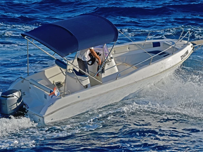 Hire Motorboat Blumax with a boat licence
