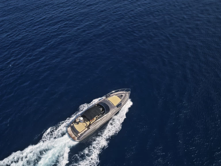 Luxury Yacht to hire Limáni Lavríou at the best price