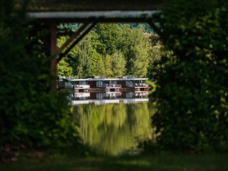 Hire Canal boat FLOATING with a boat licence
