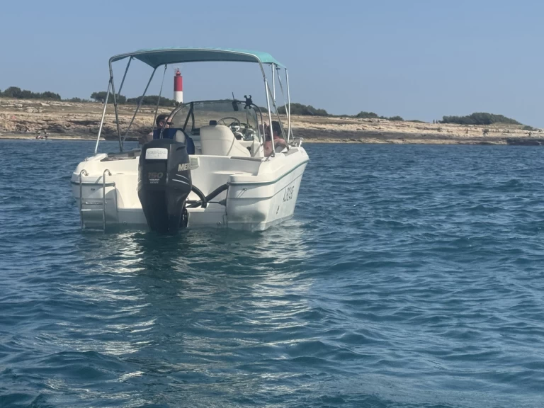 Hire Motorboat Jeanneau with a boat licence