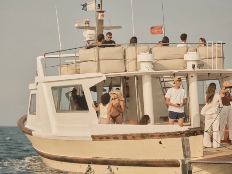 Motorboat to hire Torroella de Montgrí at the best price