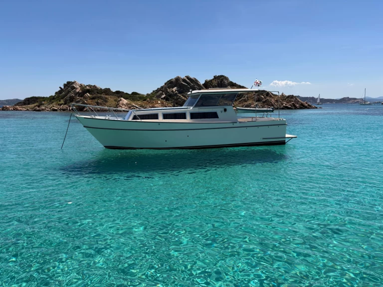 Yacht hire La Maddalena cheap Omnia 95/1