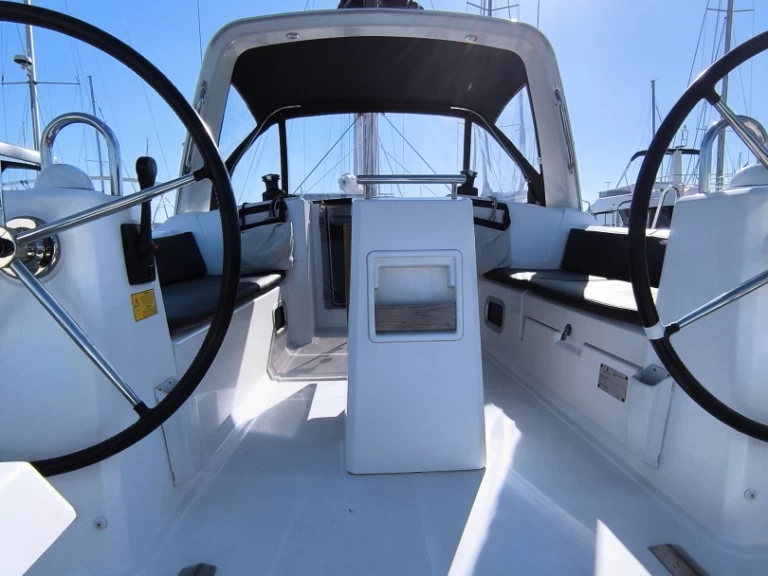Hire Sailboat with or without skipper Bénéteau Les Sables-d'Olonne