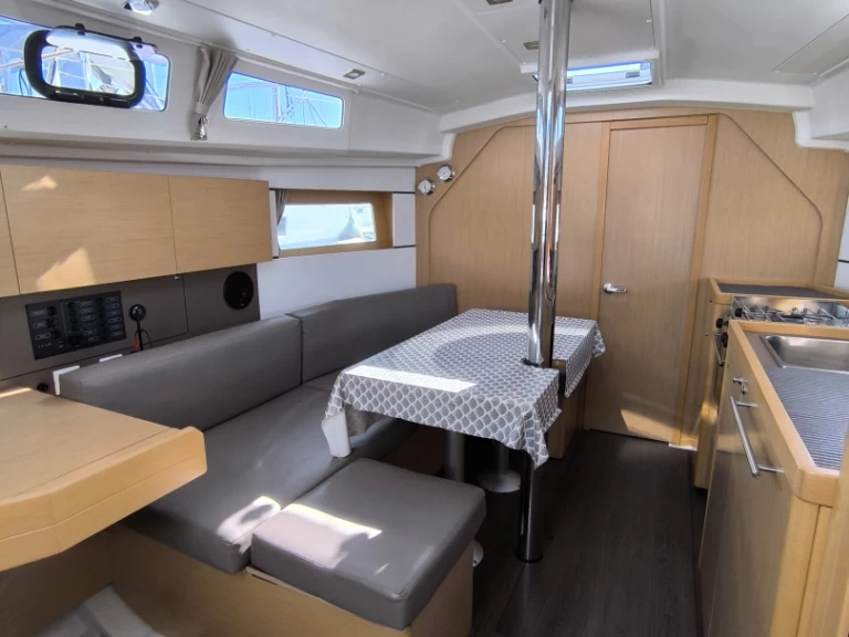 Yacht hire Les Sables-d'Olonne cheap Oceanis 35