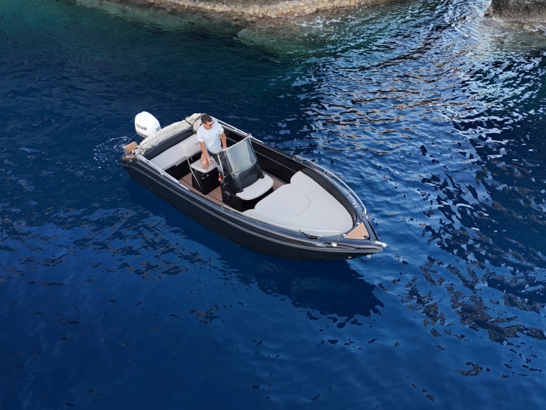 Motorboat to hire Fira at the best price