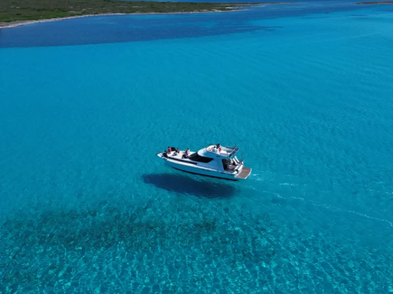 Hire Motorboat Azimut with a boat licence