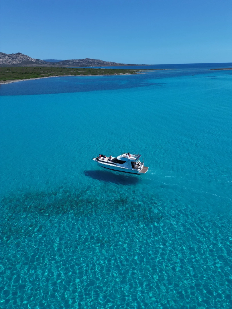 Hire Motorboat Azimut with a boat licence