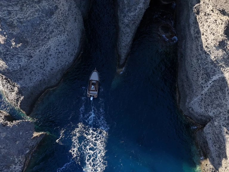 Yacht hire Fira cheap Black Edition