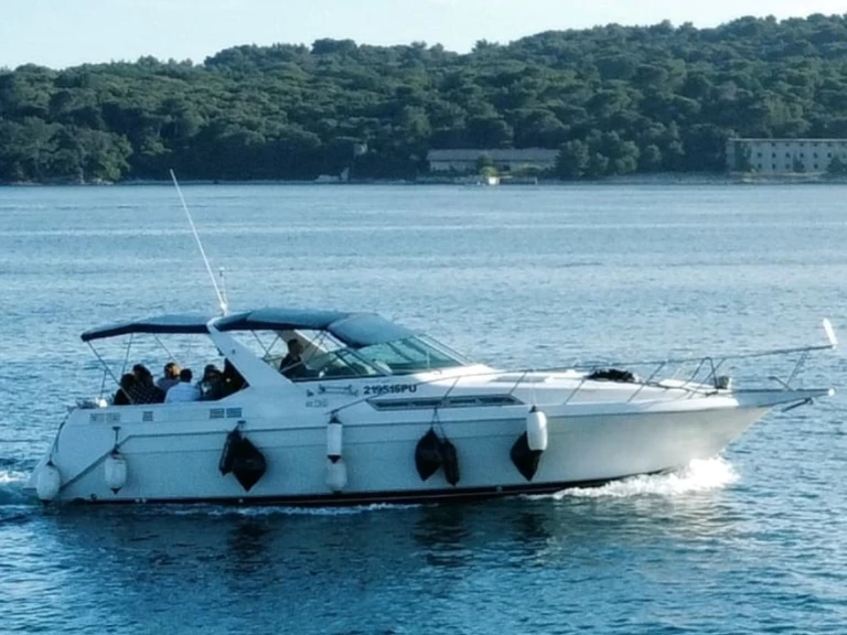 Yacht charter Pula - Chris Craft Express 360 on SamBoat