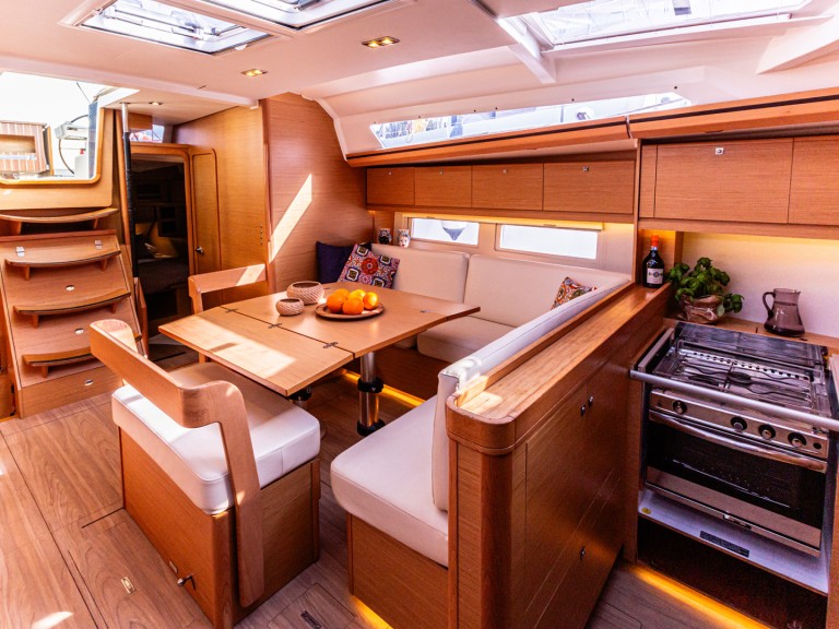 Sailboat to hire Furnari at the best price