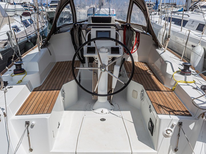 Hire Sailboat Jeanneau with a boat licence