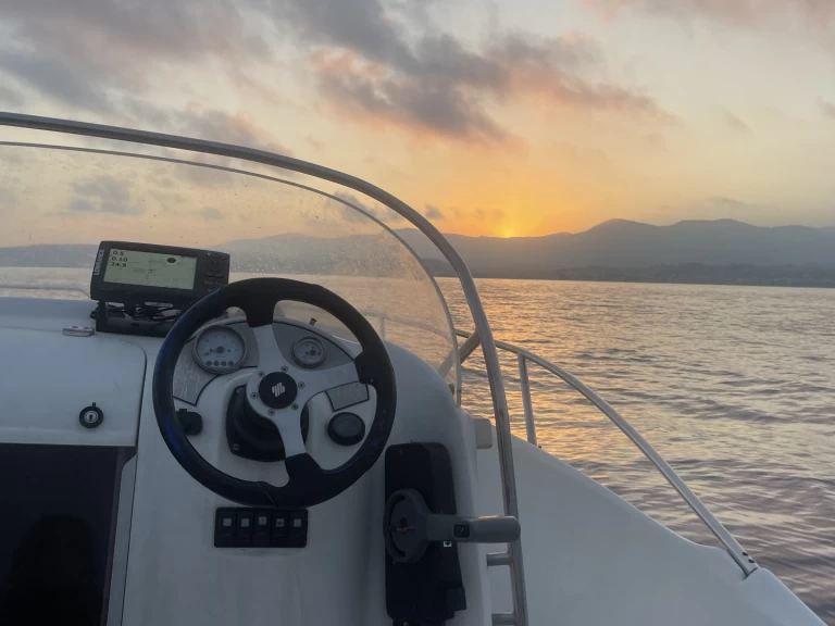 Hire Motorboat with or without skipper Bénéteau Saint-Laurent-du-Var