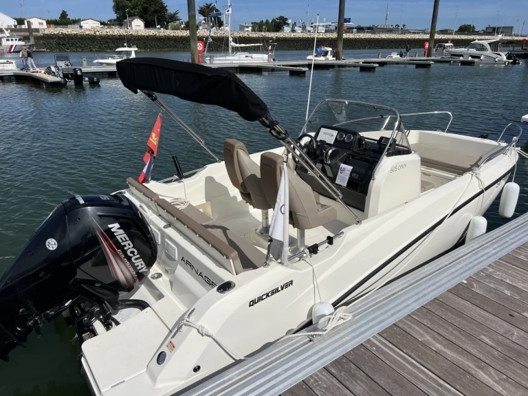 Hire Motorboat Quicksilver with a boat licence