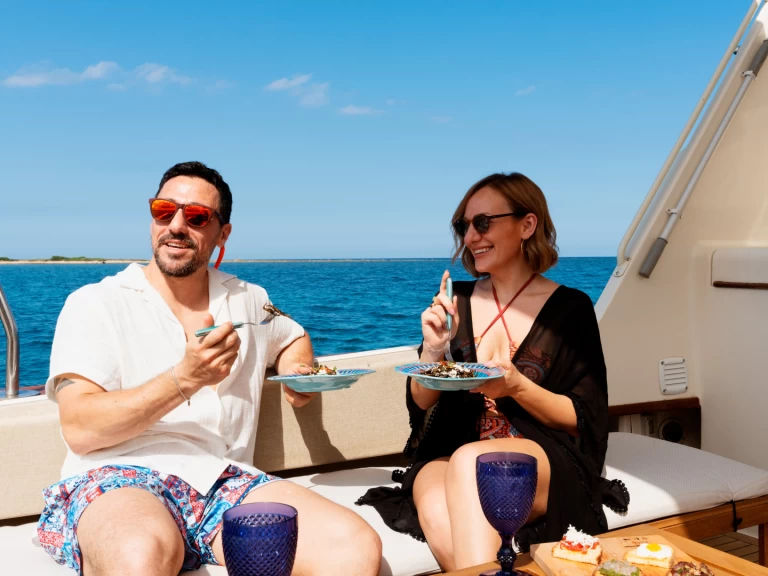 Hire a Hatteras Hatteras 52 Convertible Marzamemi