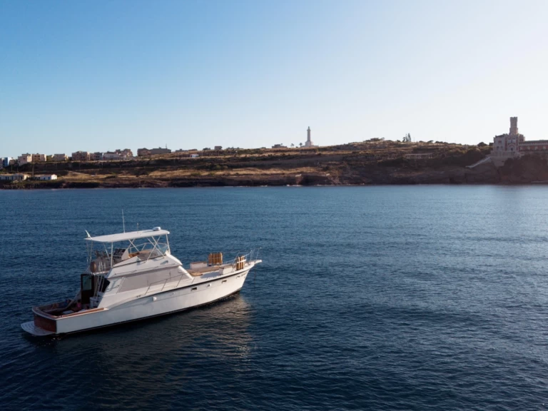 Hire Luxury Yacht Hatteras with a boat licence