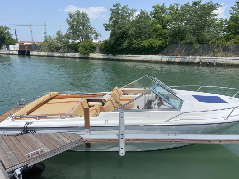 Hire a Glastron Laraya  San Giuliano - Venezia