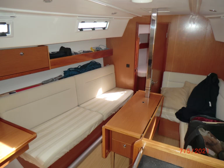 Hire Sailboat with or without skipper Bavaria La Rochelle