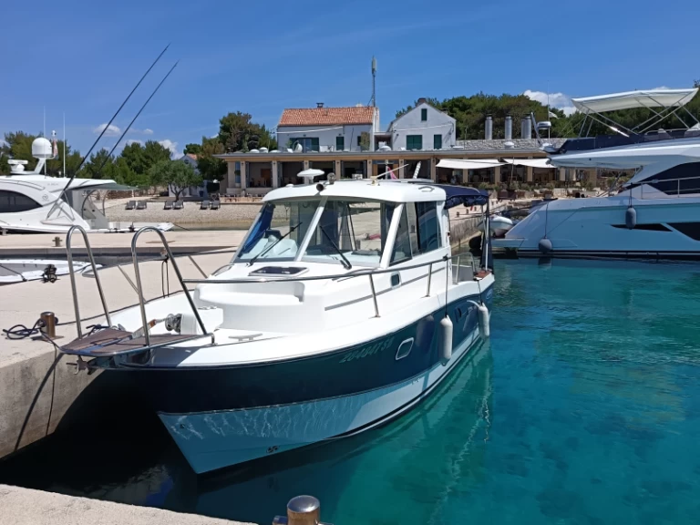 Hire Motorboat Bénéteau with a boat licence