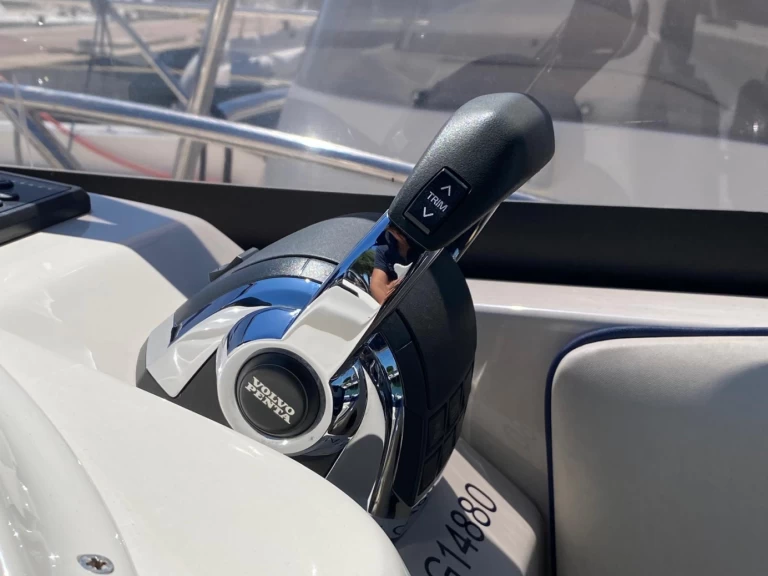 Hire Motorboat Eolo with a boat licence