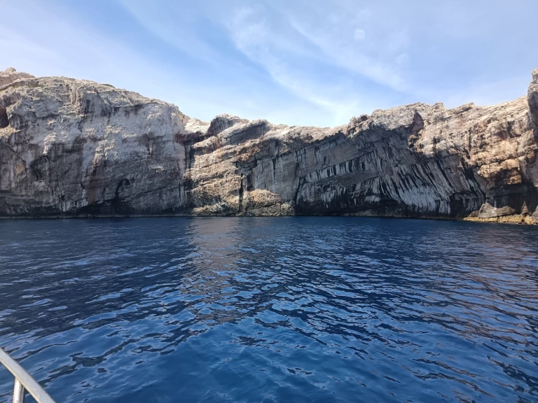 Charter a Bénéteau Antares 760 in Šibenik on Samboat