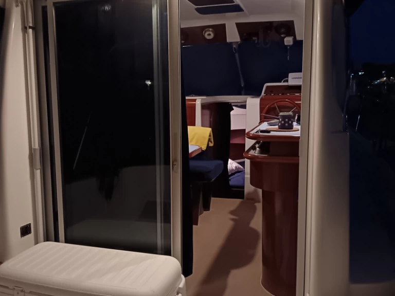 Hire Motorboat Bénéteau with a boat licence