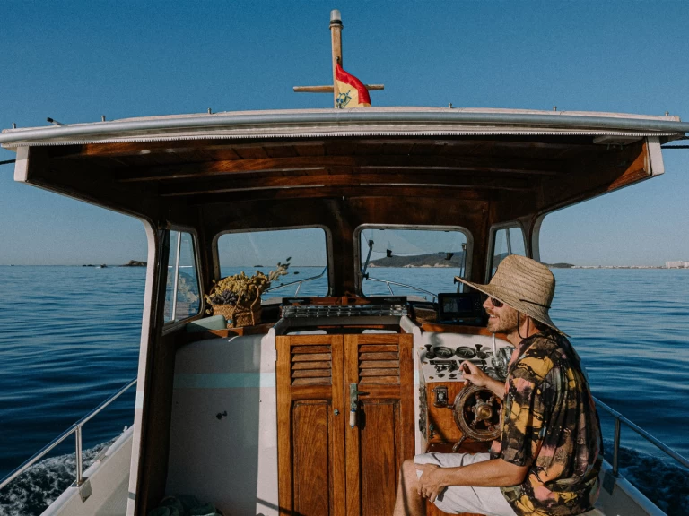 Hire Motorboat Copino with a boat licence