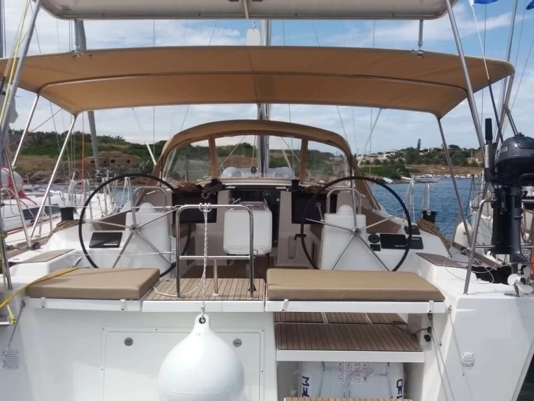 Charter a Dufour Dufour 460 Grand Large in Lávrio on Samboat