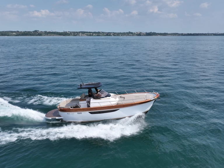 Hire Motorboat Mimi with a boat licence