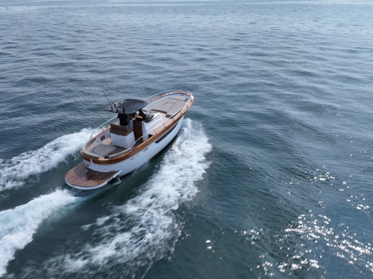 Mimi 9.5 wa charter bareboat or skippered in  Peschiera del Garda