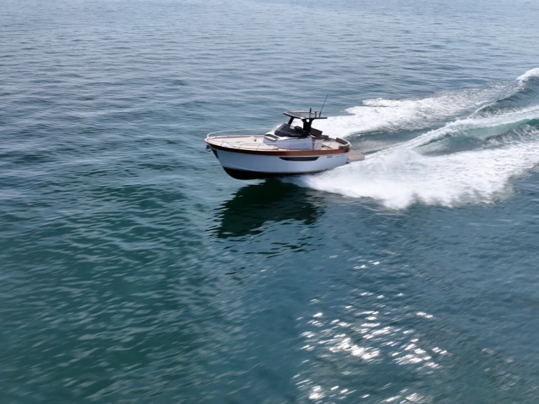 Hire a Mimi 9.5 wa Peschiera del Garda