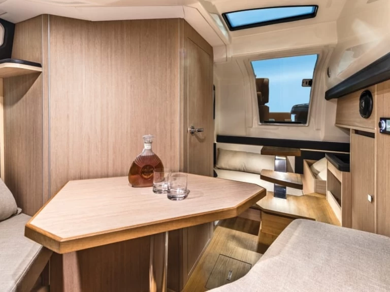 Hire Motorboat with or without skipper Cranchi Cannes