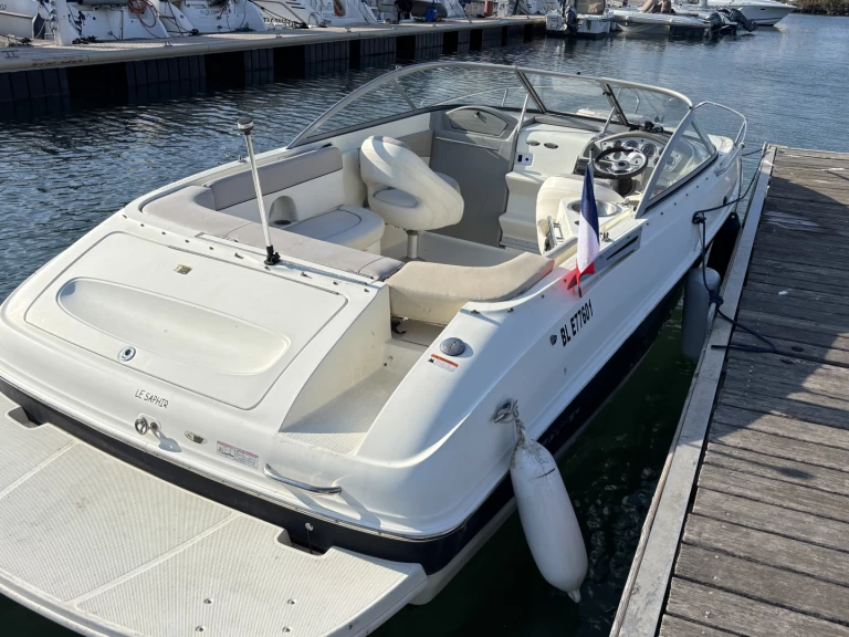 Motorboat hire in Le Cap d'Agde - Bayliner Cuddy 702