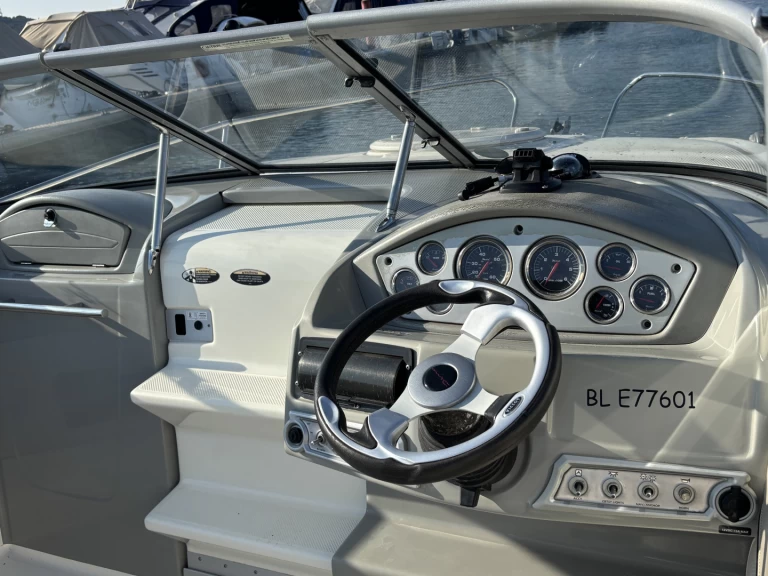 Hire Motorboat Bayliner with a boat licence