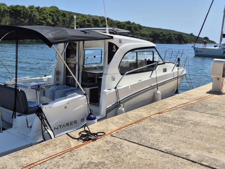 Hire Motorboat with or without skipper Bénéteau Borik Marina