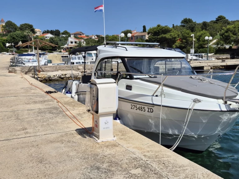 Hire Motorboat Bénéteau with a boat licence