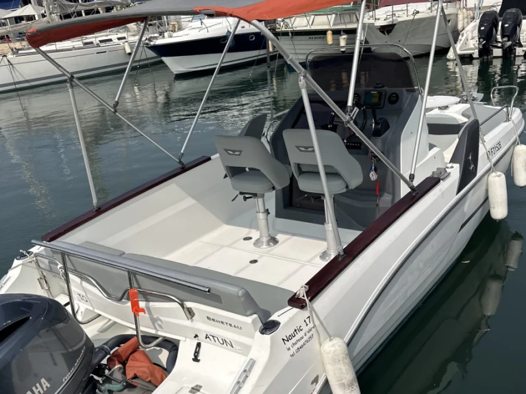 Hire Motorboat Bénéteau with a boat licence