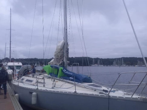Hire Sailboat Jeanneau with a boat licence