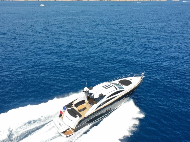 Charter a Sunseeker Predator 72 in Cannes on Samboat