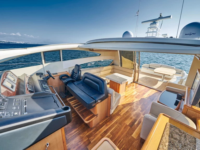 Hire Luxury Yacht Sunseeker with a boat licence