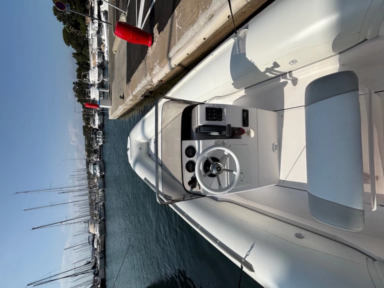 Charter a Selva Selva D650 Ds in Saint-Raphaël on Samboat