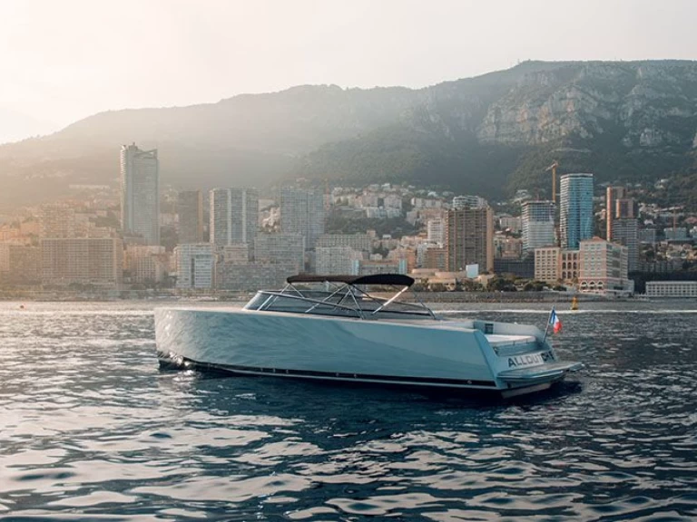 Hire a VanDutch VanDutch 40 Monaco