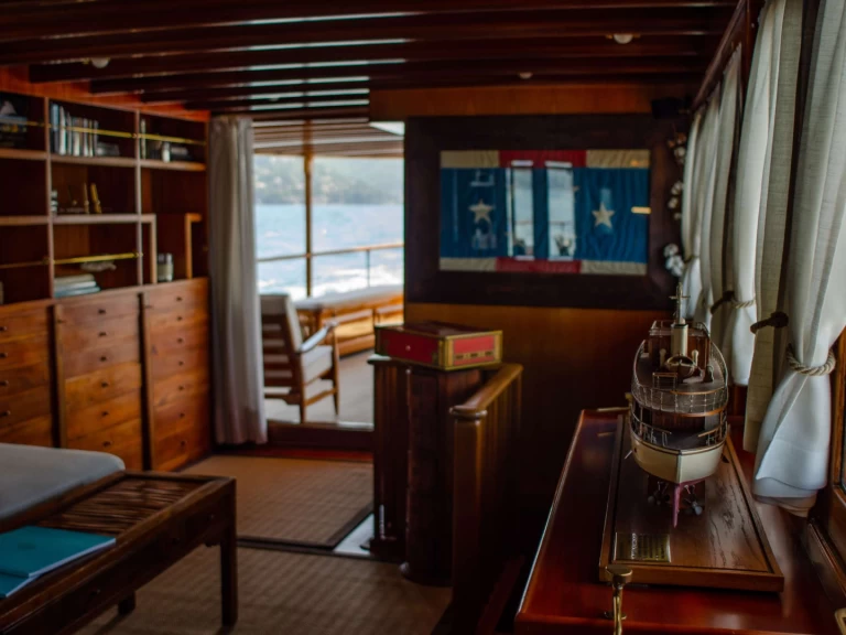 Hire Luxury Yacht  with a boat licence